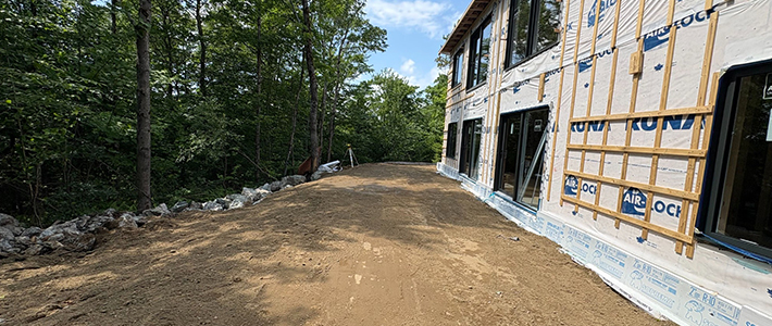 Préparation de terrain pour construction de maison neuve.