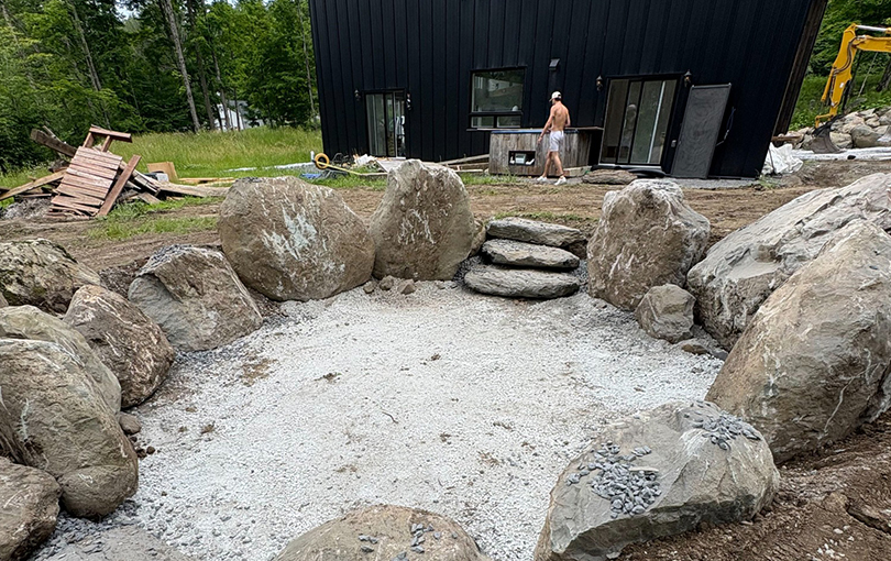 Réalisation d'excavation pour la préparation d'un terrain à Magog en Estrie.