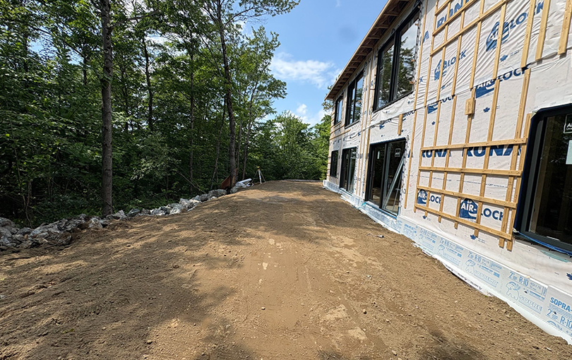 Réalisation d'excavation pour la préparation d'un terrain à Magog en Estrie.